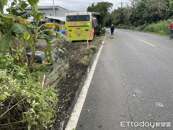 ▲宜蘭國光客運撞進民宅。（圖／記者游芳男翻攝，下同）