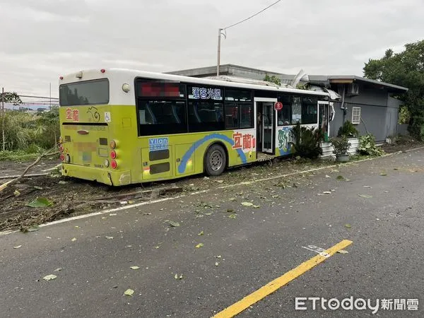 ▲宜蘭國光客運撞進民宅。（圖／記者游芳男翻攝，下同）