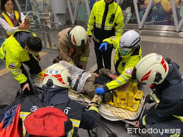 ▲男摔落「基隆火車站」鐵軌。（圖／記者郭世賢翻攝）