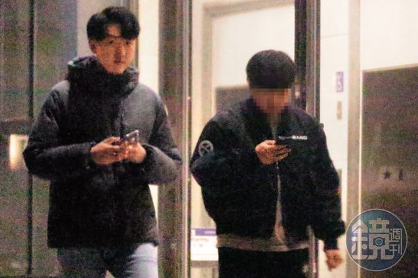1月18日18：49，江大成（左）在錄完節目後，和友人從電視台步出。