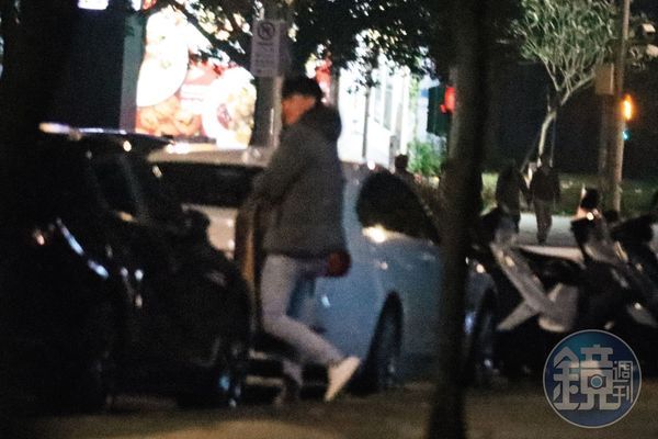 20：42，江大成和友人分開後，上了一輛停在路邊的車，直奔台北車站。