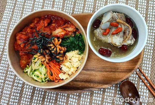 ▲▼台鐵首次以便當加湯品套餐組合，推出「韓式炸雞拌飯人參排骨湯」。（圖／台鐵）