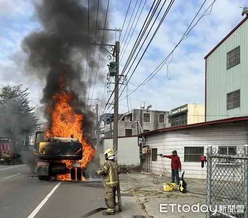 ▲台南市善化區六分里東勢宅，24日上午發生1起怪手行駛中火燒車，幸無人員傷亡。（圖／民眾提供，下同）