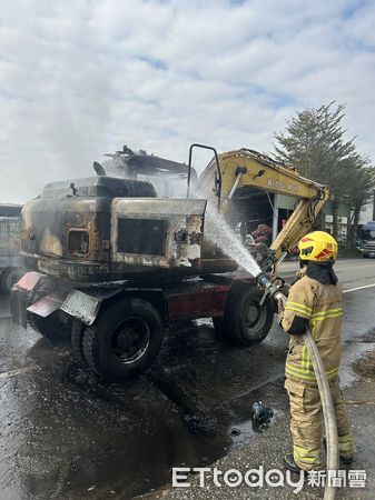 ▲台南市善化區六分里東勢宅，24日上午發生1起怪手行駛中火燒車，幸無人員傷亡。（圖／民眾提供，下同）