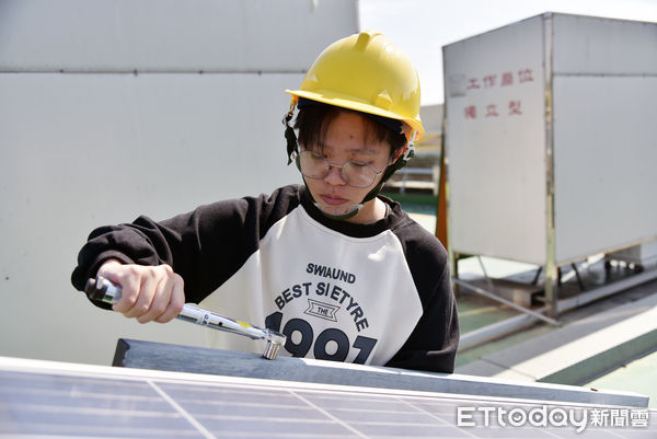 ▲30歲女成音師胡珈綺，參加勞動部雲嘉南分署「太陽能光電技術應用」職訓課程，結訓後取得太陽光電乙級等3張證照，順利到台南一家太陽能公司任職。（圖／記者林東良翻攝，下同）