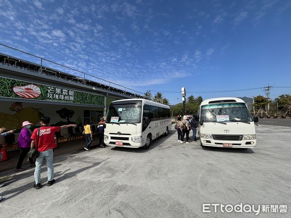 ▲台南楠西梅嶺梅花盛開，台南市交通局假日接駁服務延長實施至農曆春節假期，呼籲民眾多利用公共運輸。（圖／記者林東良翻攝，下同）