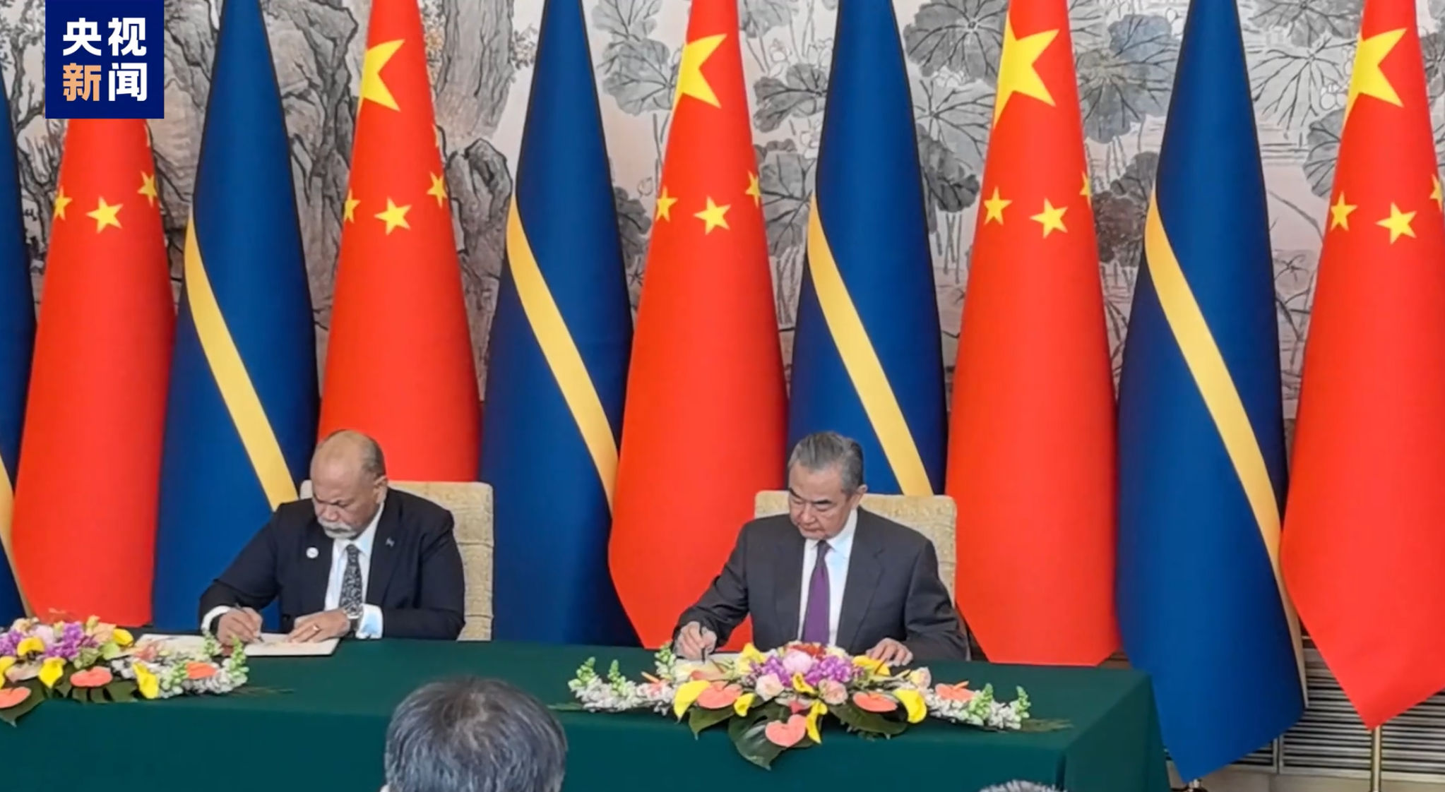 ▲▼中國外長王毅與諾魯外長安格明簽署公報，中國與諾魯建交。（圖／翻攝CCTV）