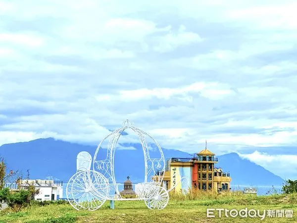 ▲▼曼波海洋生態休閒園區新設夢幻南瓜馬車裝置藝術，浪漫甜蜜氣息成為花蓮打卡新地標。（圖／花蓮縣政府提供，下同）