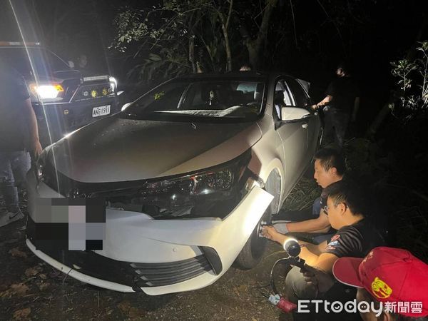 ▲呂姓女子駕駛自小客車按照導航指示，開到羊腸小徑上，倒車回頭時，連人帶車不甚墜落邊坡。（圖／記者楊漢聲翻攝）