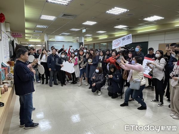 ▲▼台中市工策會邀請書法大師周良敦（左）書寫「臺中市十大伴手禮」，預祝店家業績倍增。（圖／記者鄧木卿攝，下同）