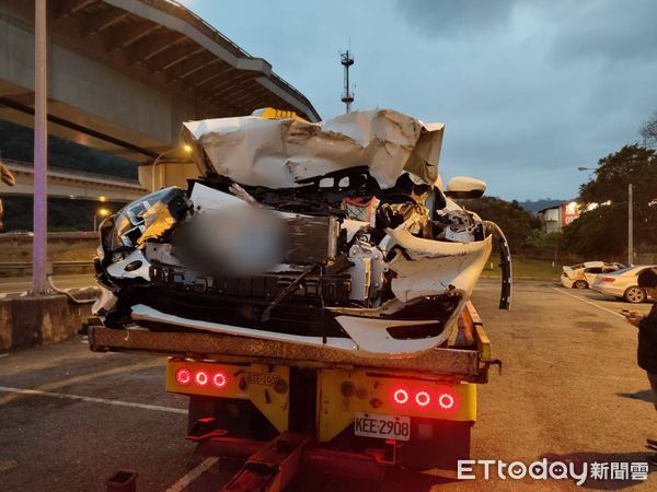 ▲▼  五楊高架車禍          。（圖／記者戴上容翻攝）