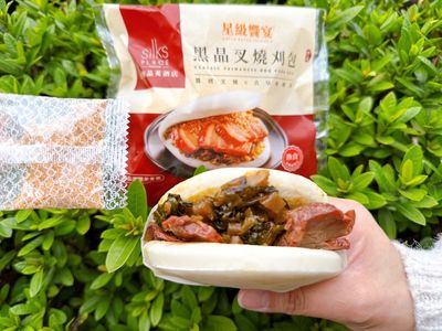 尾牙吃會發財！超商限量「叉燒刈包」咬下爆餡　肉超嫩＋滿滿酸菜