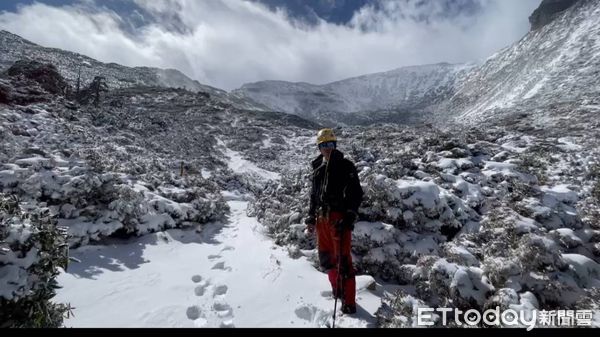 ▲▼雪山持續降雪，山友回報雪山步道積雪最深超過50公分，提醒山友應評估現場狀況，不要強行通過。（圖／記者蔡文淵翻攝）