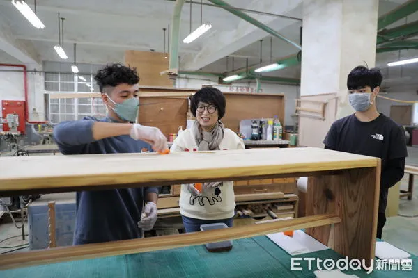 ▲台東縣政府訂購公東高工榫接木椅。（圖／記者楊漢聲翻攝）