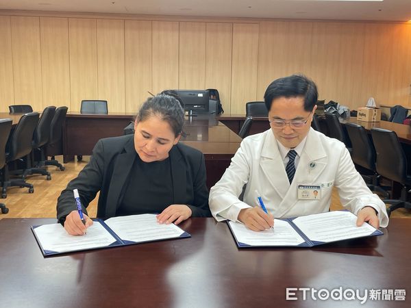 ▲▼玻利維亞Hospital Arco Iris院長Dr. Yael Cazón Angelo（左）與林欣榮院長簽署合作意向書。（圖／慈濟醫學中心提供，下同）