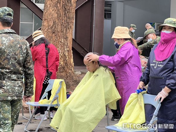 ▲▼一年義務兵理髮。（圖／記者蘇晏男攝）