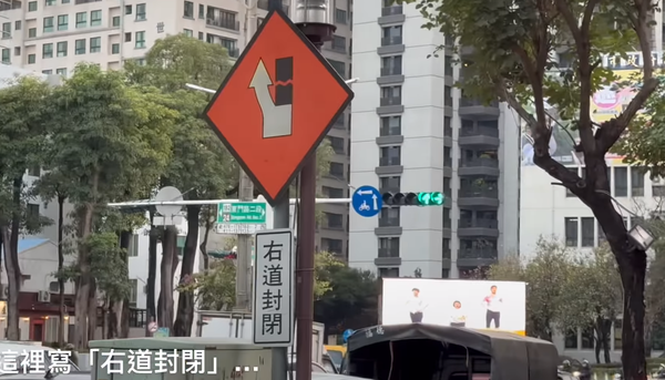 ▲台南市東區出現「超級路霸」，網友瘋傳位於林森路長榮中學附近的人行道上的影片，畫面上出現1家炸雞店的招牌建物竟佔據半個人行道以上的寬度。（圖／翻攝自臉書台南府城大小事，下同）