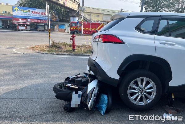 ▲▼騎車擦撞汽車！高雄男向前噴飛卡車輪底下　驚悚畫面曝。（圖／記者賴文萱翻攝）