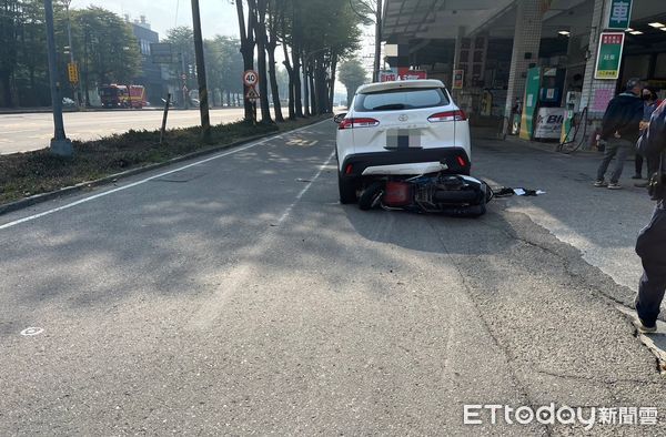 ▲▼騎車擦撞汽車！高雄男向前噴飛卡車輪底下　驚悚畫面曝。（圖／記者賴文萱翻攝）