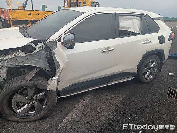 ▲▼疑開自駕轎車追撞緩撞車，車左前側全毀。（圖／記者游芳男翻攝，下同）