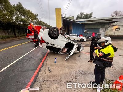 21歲無照男開車恍神撞護欄　4輪朝天翻半圈…自行爬出車外