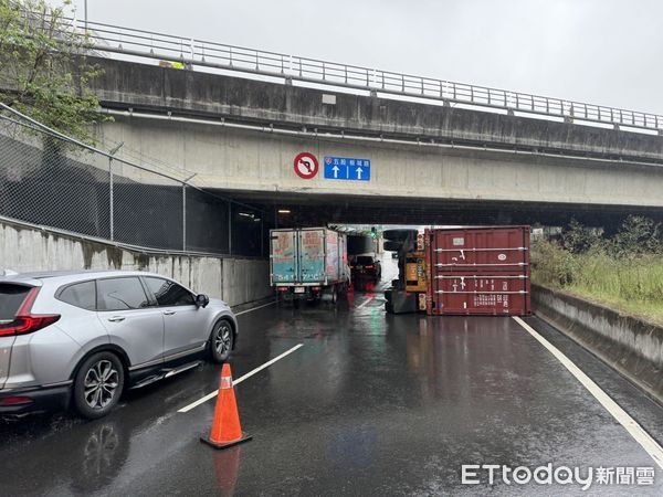 ▲▼  貨櫃車沒注意限高，撞上橋墩翻覆           。（圖／記者戴上容翻攝）