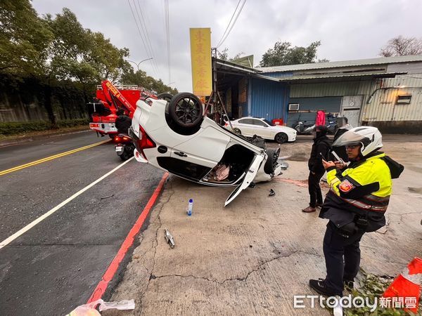 ▲▼板橋無照男自撞護欄翻車             。（圖／記者陳以昇翻攝）