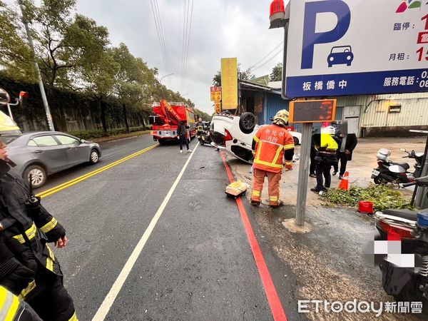 ▲▼板橋無照男自撞護欄翻車             。（圖／記者陳以昇翻攝）