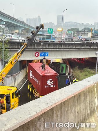 ▲▼   貨櫃車翻車          。（圖／讀者提供）