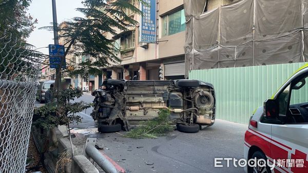 ▲▼ 沒注意車前狀況！高雄男開車自撞電桿，整輛車側翻躺路中。（圖／記者吳世龍翻攝）