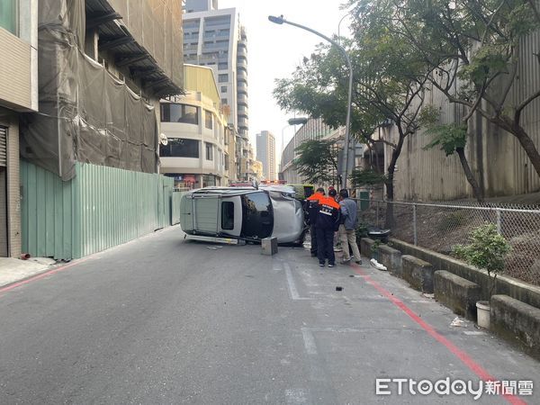 ▲▼ 沒注意車前狀況！高雄男開車自撞電桿，整輛車側翻躺路中。（圖／記者吳世龍翻攝）