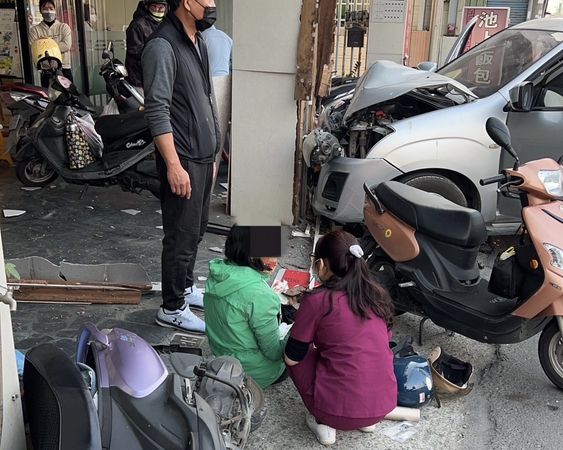 ▲▼小貨車撞飛騎士再衝撞診所！高雄女倒地滿臉血，小護士急關心傷勢。（圖／翻攝記者爆料網）