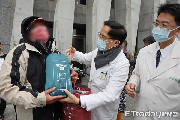 ▲花蓮慈院林欣榮院長（中）與何宗融副院長（右一）送上睡袋，讓寒士林先生（左）開心表示，這些都是他很需要的物資。（圖／慈濟醫學中心提供，下同）