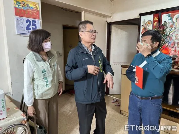 ▲台南市勞工局結合五個市級總工會，致贈弱勢職災勞工家庭慰問金。（圖／記者林東良翻攝，下同）