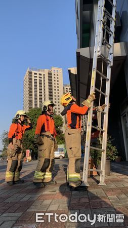 ▲台南市消防局第七大隊東門分隊新進人員3位，為確保新進人員能迅速進入狀況，及時應對各種災害和緊急狀況，針對新進人員辦理職前教育訓練，並於結訓階段進行測驗。（圖／記者林東良翻攝，下同）