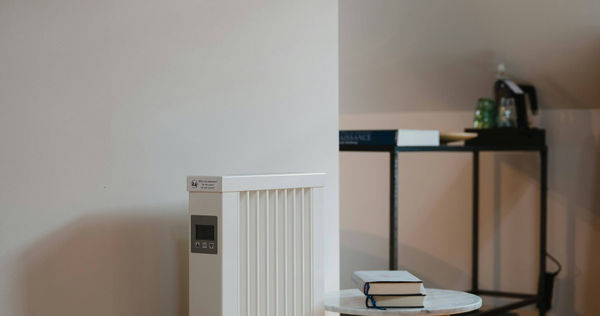 男網友貼心買電暖器回家給女友，竟意外發現被綠。（示意圖／Unsplash）