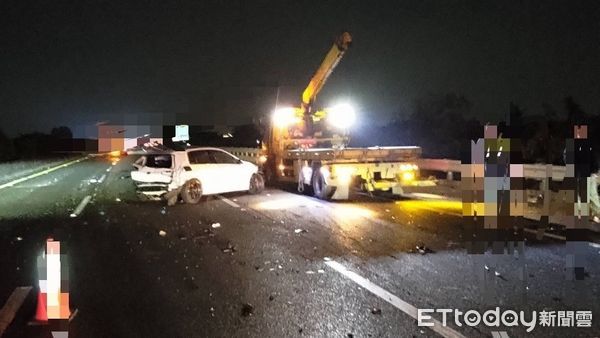 ▲國道1號嘉義路段車禍，小客車自撞護欄引擎噴出。（圖／記者翁伊森翻攝，下同）