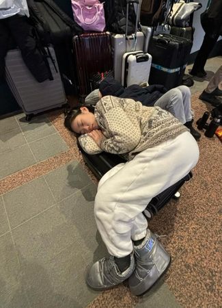 ▲水兒「躺火車站地上睡覺」！　員工旅遊飛芬蘭遇5狀況崩潰。（圖／翻攝自水兒IG）