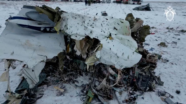 ▲▼一架伊留申-76（Il-76）軍用運輸機24日墜毀在俄羅斯邊境，俄羅斯當局首次公布墜機現場畫面。（圖／路透社）