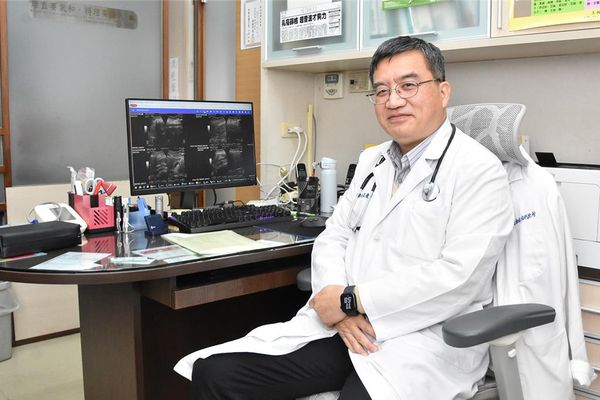 ▲診所醫師王愛軍（左）發現患者心臟有明顯雜音，可能有內膜炎造成的問題，轉診至彰基。（示意圖／彰基提供）