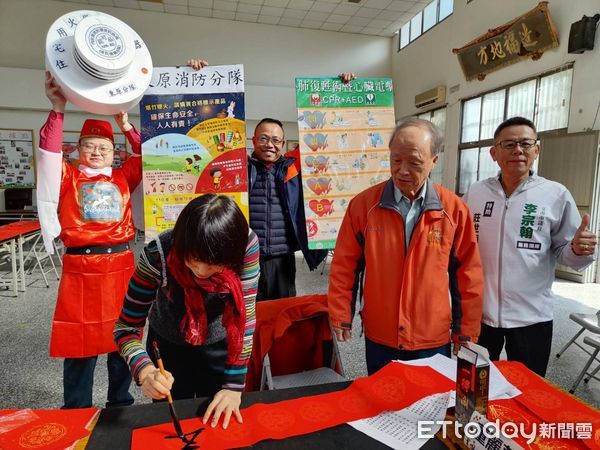 ▲台南市消防局第一大隊東原消防分隊26日上午9時，在東原老人活動中心與鄉親有約，辦理2024年119防火宣導寫春聯活動。（圖／記者林東良翻攝，下同）