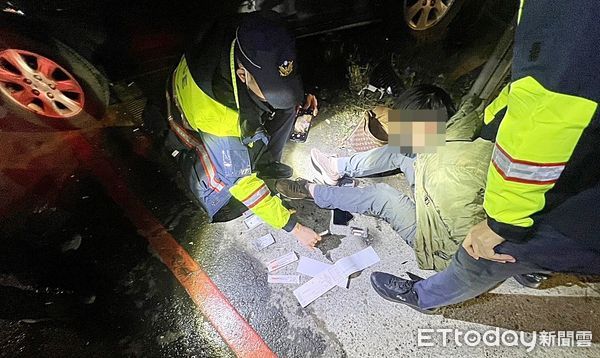 ▲桃園市平鎮警方前晚執行酒駕取締勤務，黑色轎車拒檢且高速逃逸，員警將簡姓男子壓制到案。（圖／記者沈繼昌翻攝）