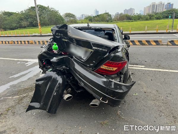 ▲▼ 賓士車自撞車禍            。（圖／記者戴上容翻攝）