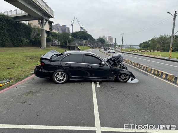 ▲▼ 賓士車自撞車禍            。（圖／記者戴上容翻攝）