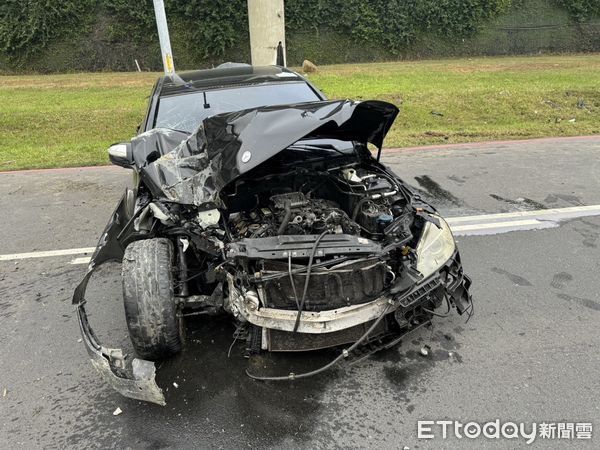 ▲▼ 賓士車自撞車禍            。（圖／記者戴上容翻攝）