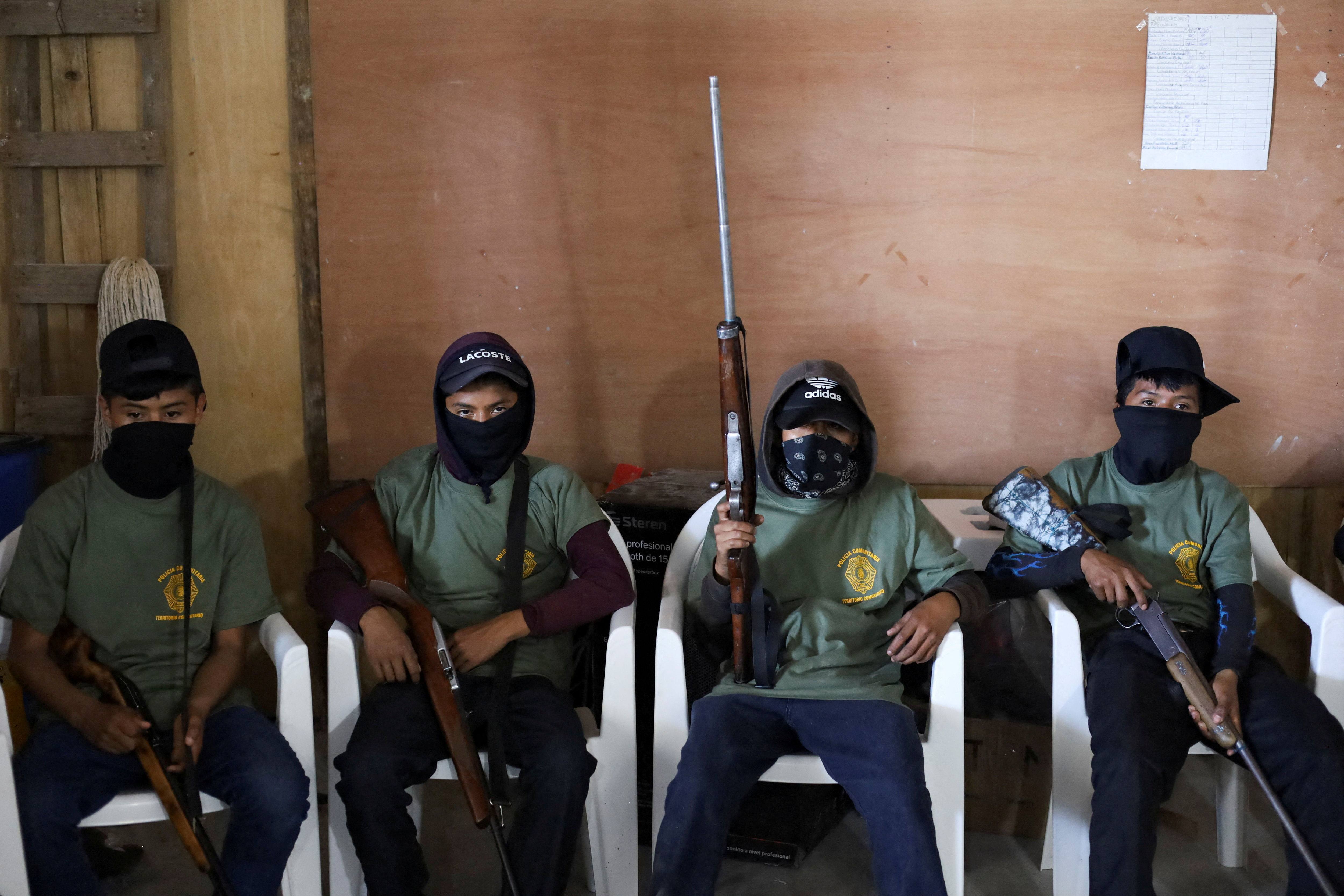 ▲▼ 墨西哥格雷羅州孩子們被迫拿起槍械棍棒守護家園 。（圖／路透）
