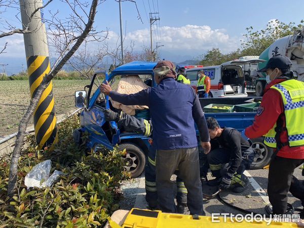 ▲▼卓蘭鎮苗140縣道自小貨車自撞路邊電桿，60多歲男駕駛一度受困，消防人員協助脫困送醫，沒有生命危險。（圖／記者蔡文淵翻攝）