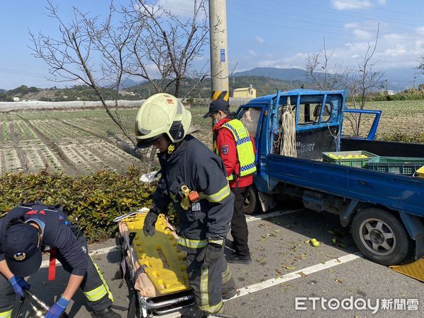 ▲▼卓蘭鎮苗140縣道自小貨車自撞路邊電桿，60多歲男駕駛一度受困，消防人員協助脫困送醫，沒有生命危險。（圖／記者蔡文淵翻攝）