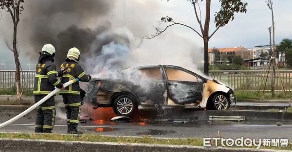 ▲閃避機車，失控撞安全島起火。（圖／記者楊漢聲翻攝）