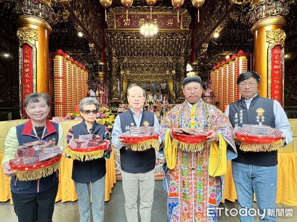 ▲家樂福總公司將120000枚「一塊平安卡」的吉祥贈品運抵安平開台天后宮，禮聘安平道壇的王浤儒道長主法開光。（圖／記者林東良翻攝，下同）